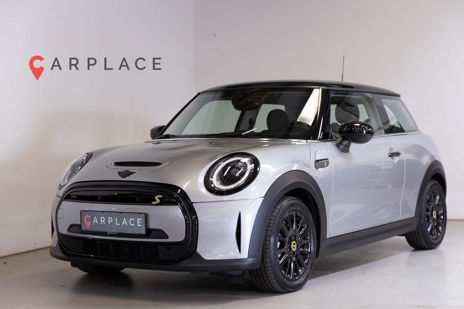 Grå Mini Cooper SE fra 2023 set udefra