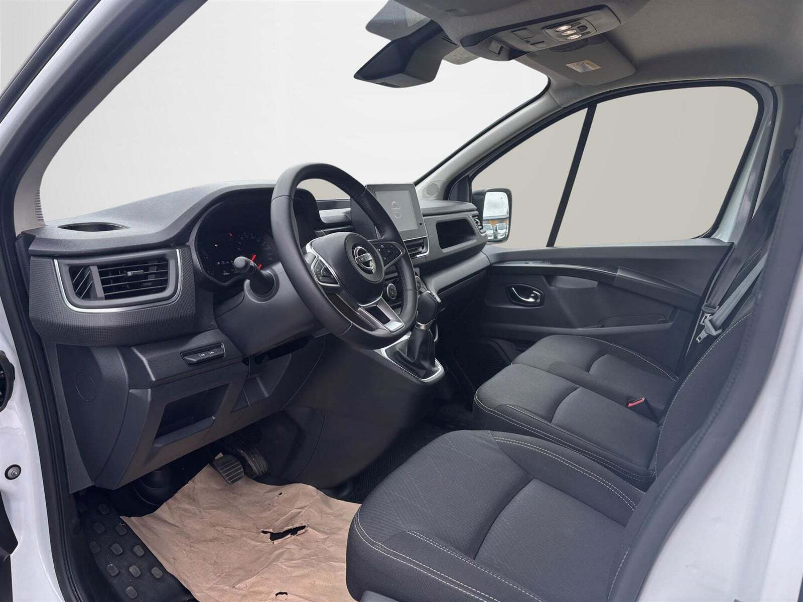 Hvid Nissan Primastar fra 2024