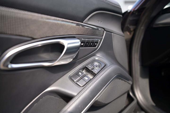 Sort Porsche 911 Turbo S fra 2014 set indefra