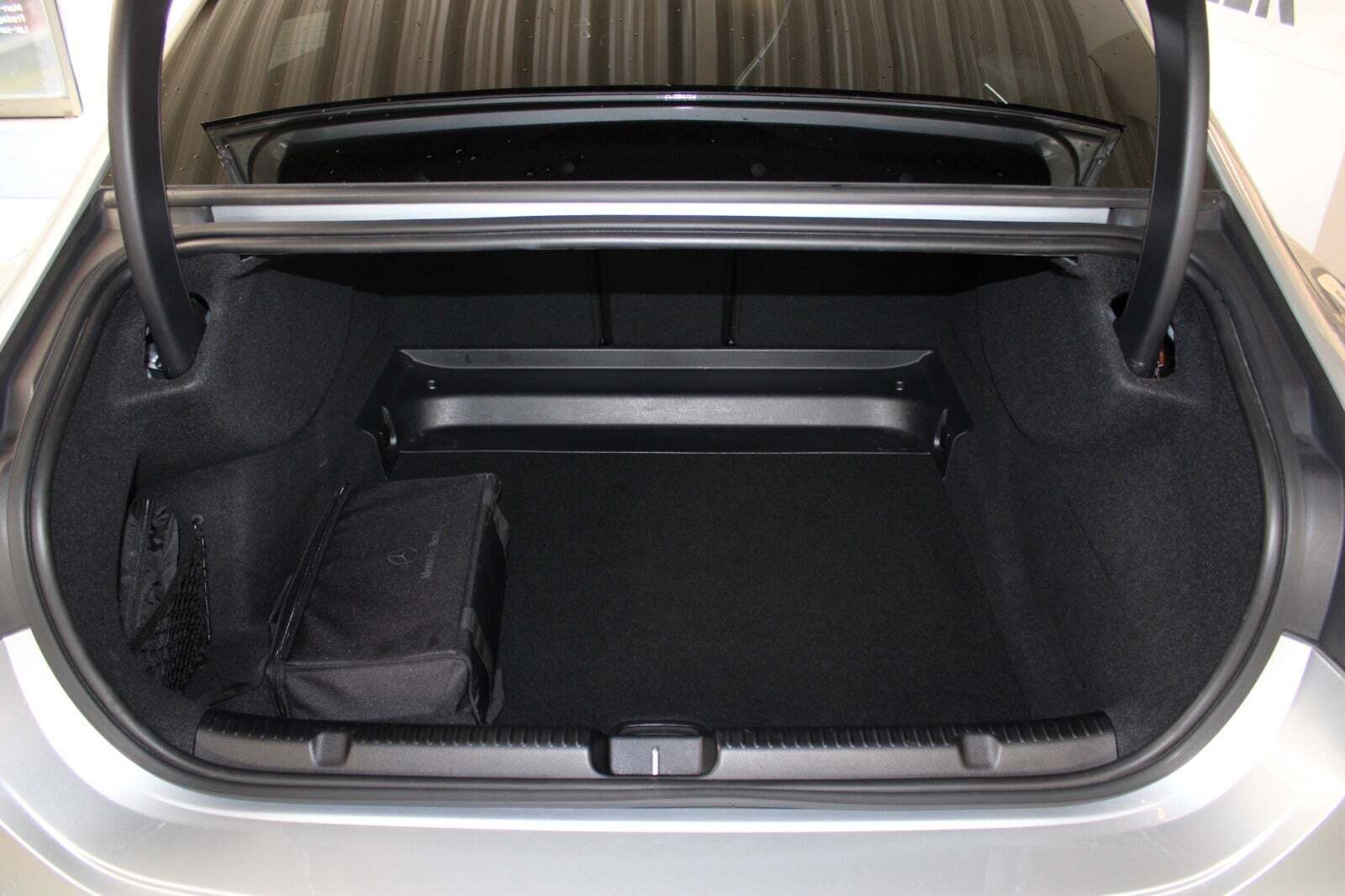 Sølv Mercedes EQE350+ fra 2022