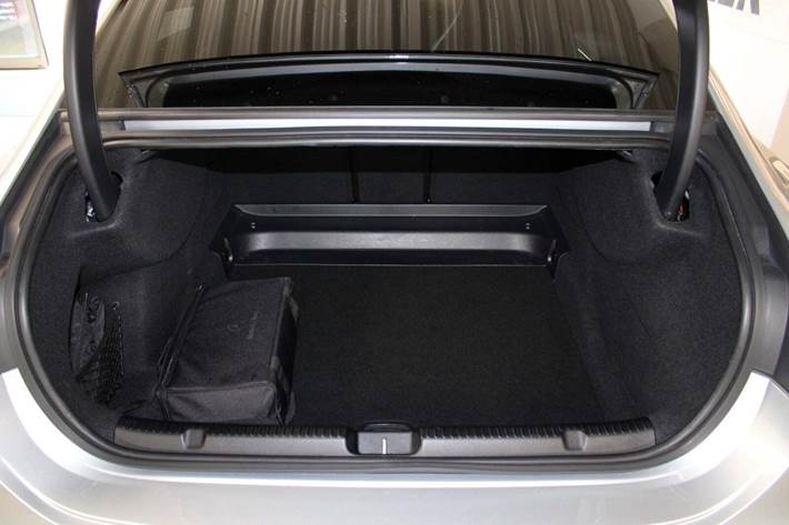 Sølv Mercedes EQE350+ fra 2022