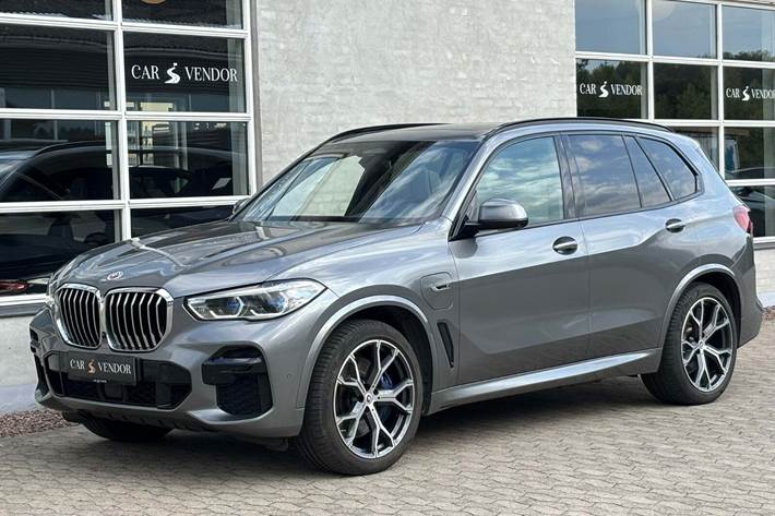 Grå BMW X5 fra 2022 set udefra