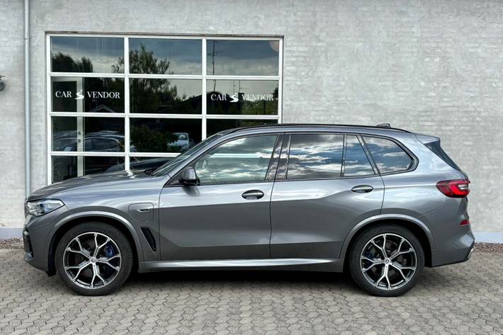 Grå BMW X5 fra 2022