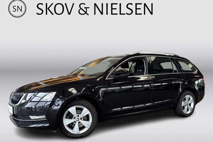Sort Skoda Octavia fra 2018 set udefra