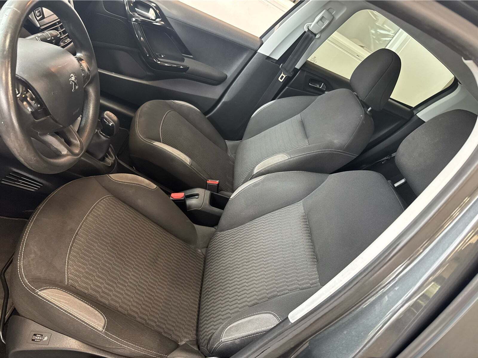 Grå Peugeot 208 fra 2015