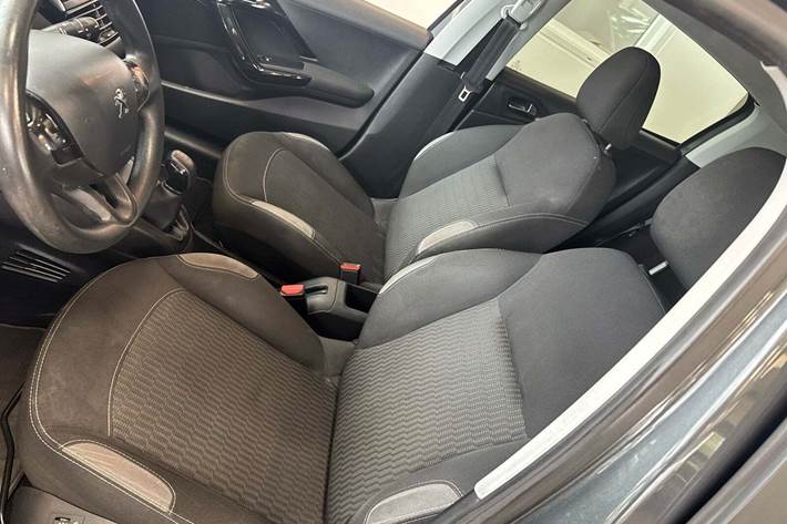 Grå Peugeot 208 fra 2015