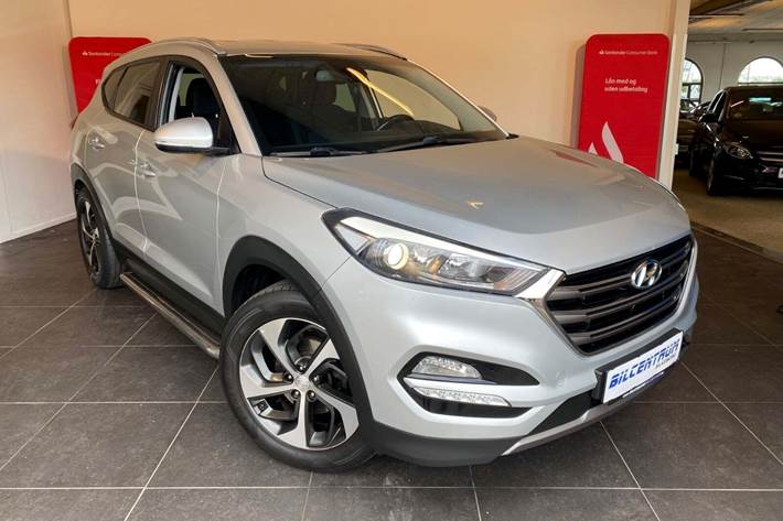 Sølv Hyundai Tucson fra 2016 set udefra