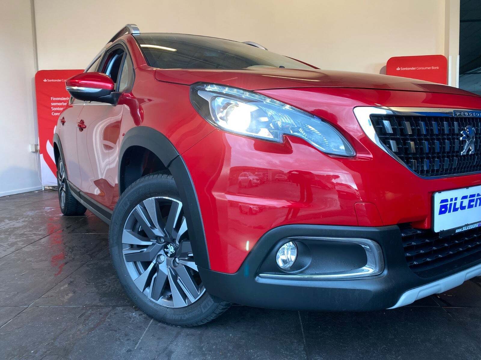 Rød Peugeot 2008 fra 2018