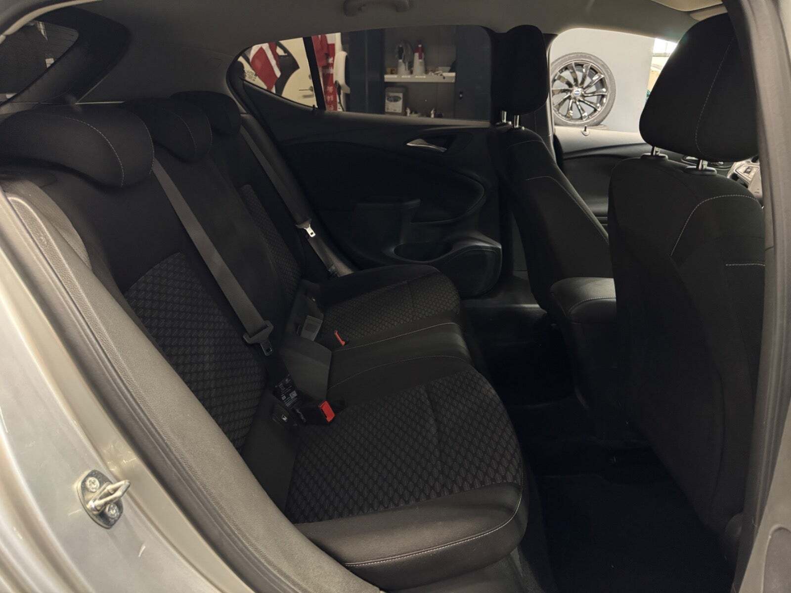 Sølv Opel Astra fra 2017