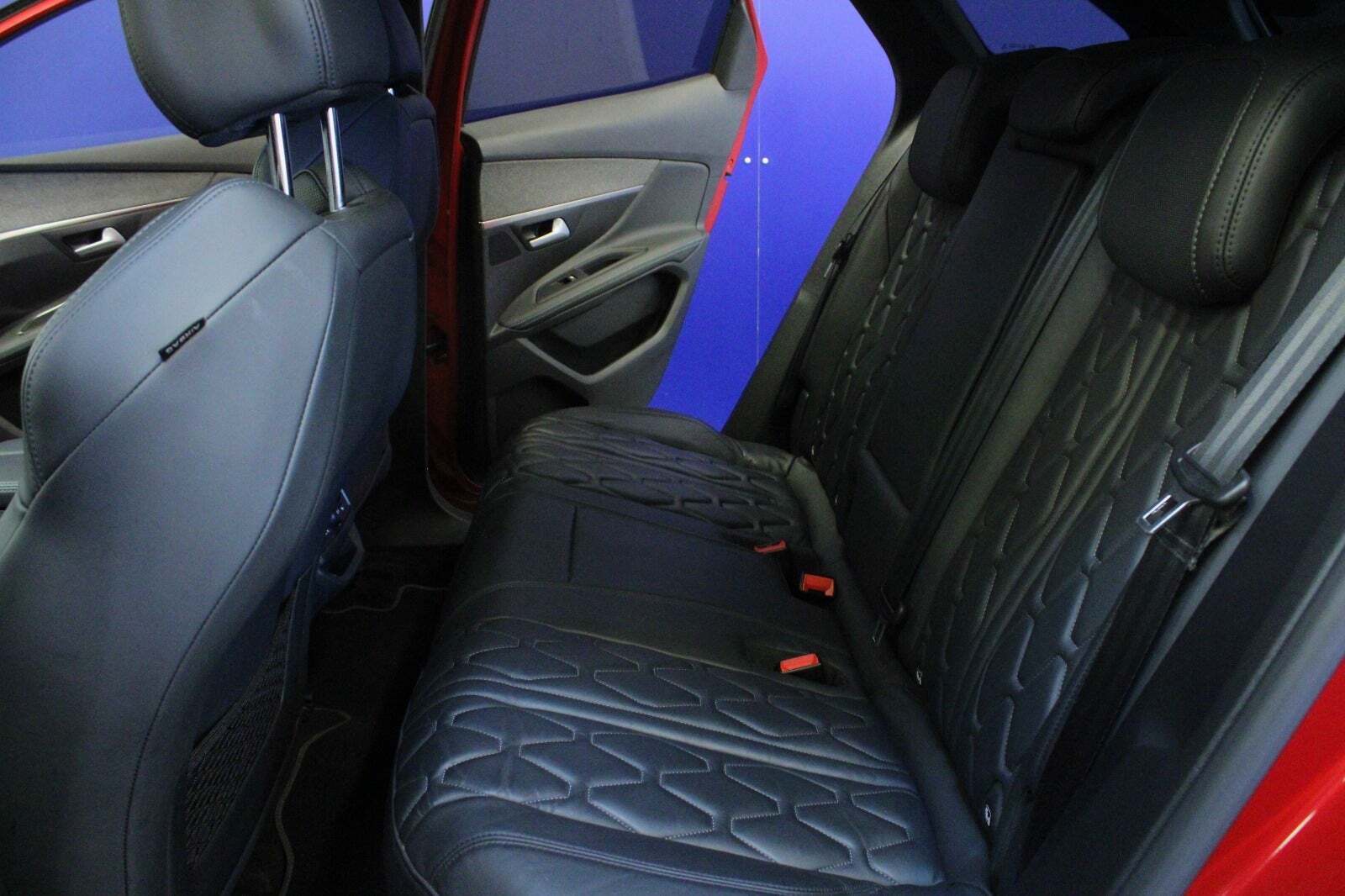 Rød Peugeot 3008 fra 2021