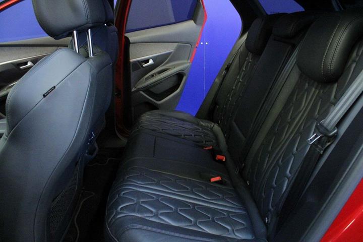 Rød Peugeot 3008 fra 2021