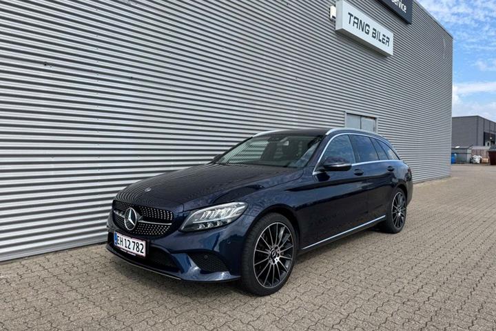 Blå Mercedes C300 de fra 2020 set udefra