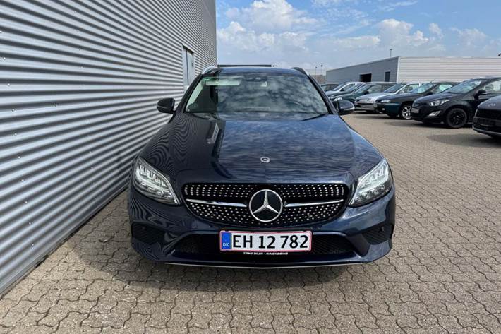 Blå Mercedes C300 de fra 2020 set udefra