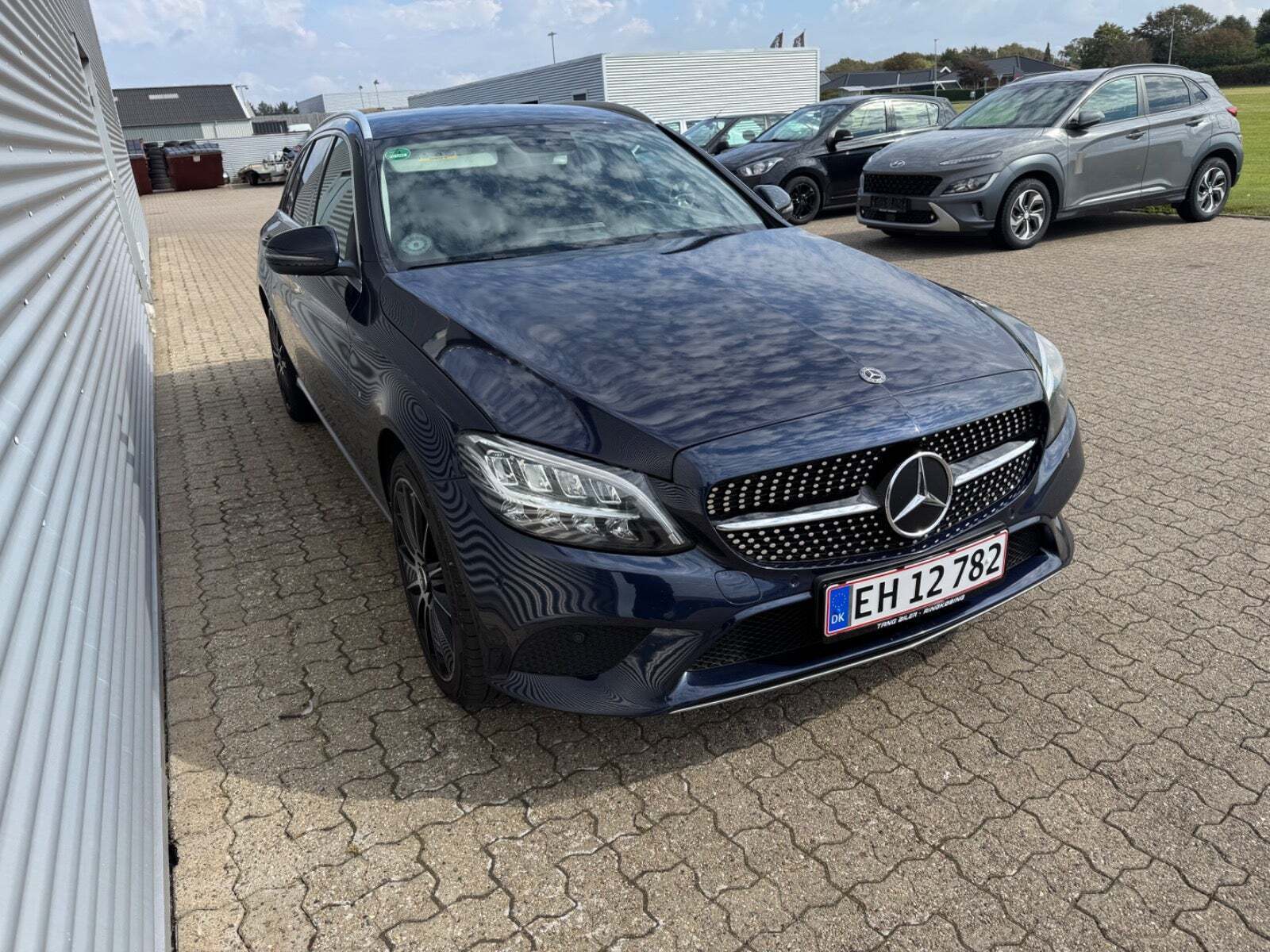 Blå Mercedes C300 de fra 2020 set udefra