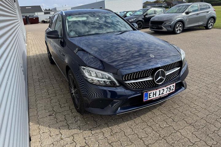 Blå Mercedes C300 de fra 2020 set udefra