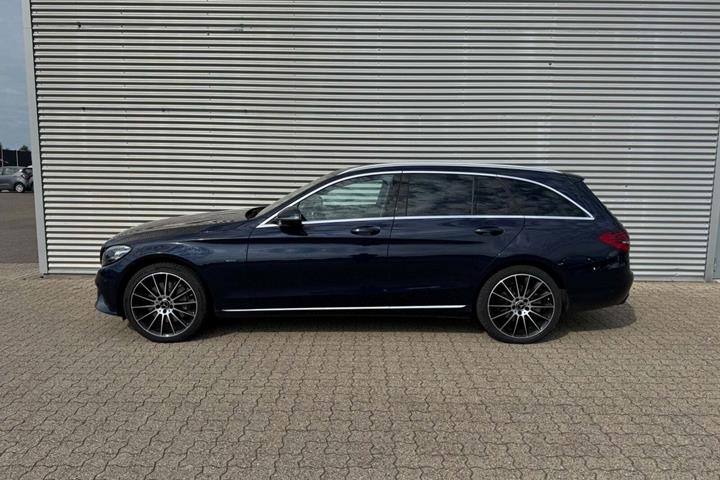 Blå Mercedes C300 de fra 2020 set udefra