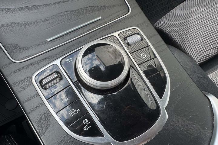 Blå Mercedes C300 de fra 2020