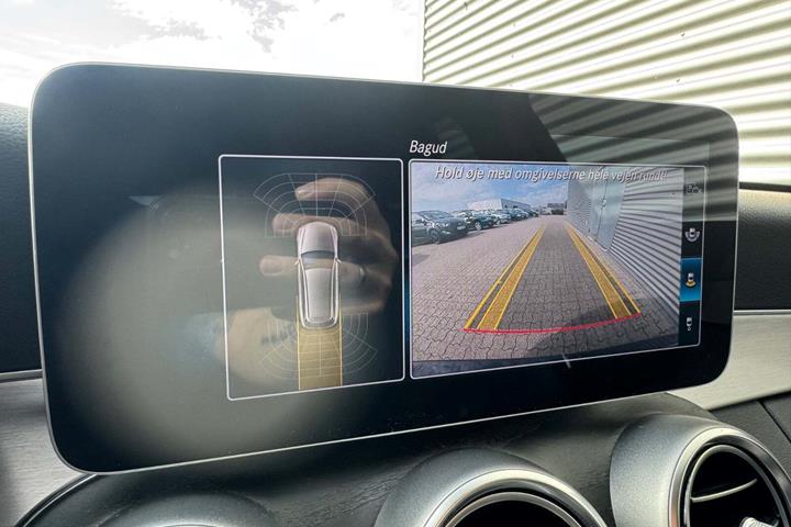 Blå Mercedes C300 de fra 2020