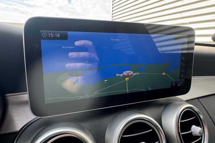 Blå Mercedes C300 de fra 2020