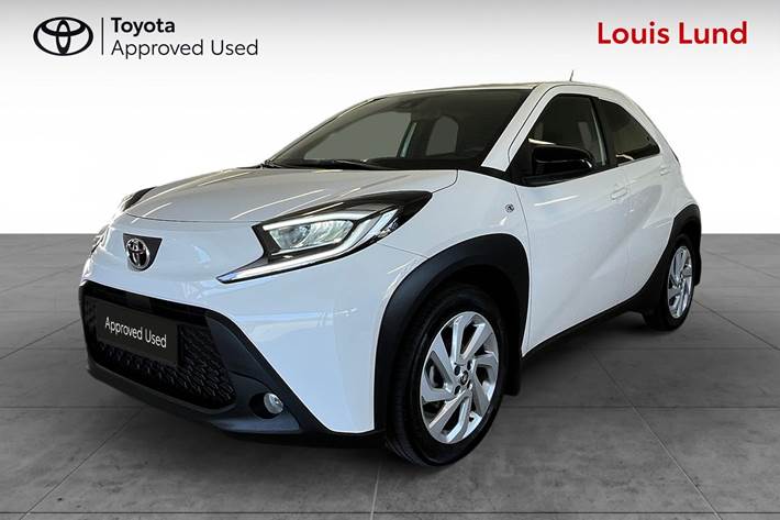 Hvid Toyota Aygo X fra 2024 set udefra