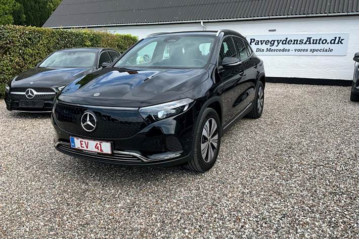 Sort Mercedes EQA250 fra 2024 set udefra