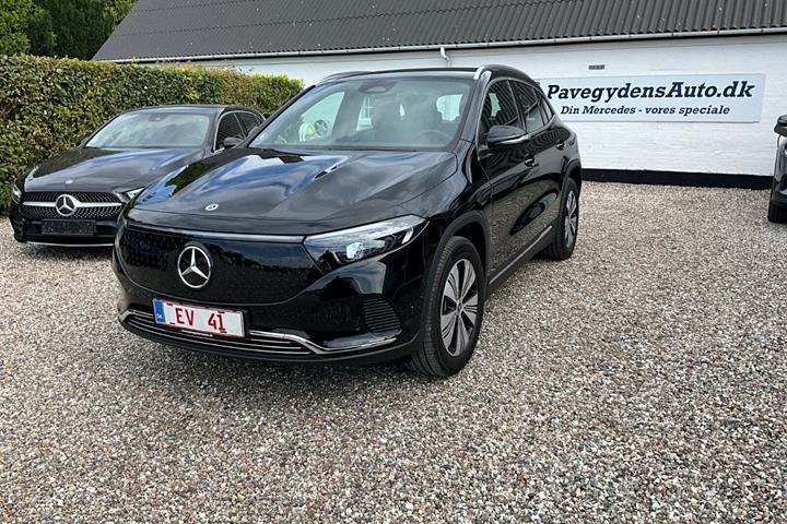 Sort Mercedes EQA250 fra 2024 set udefra
