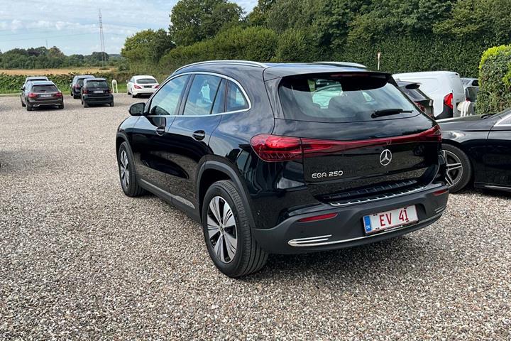 Sort Mercedes EQA250 fra 2024