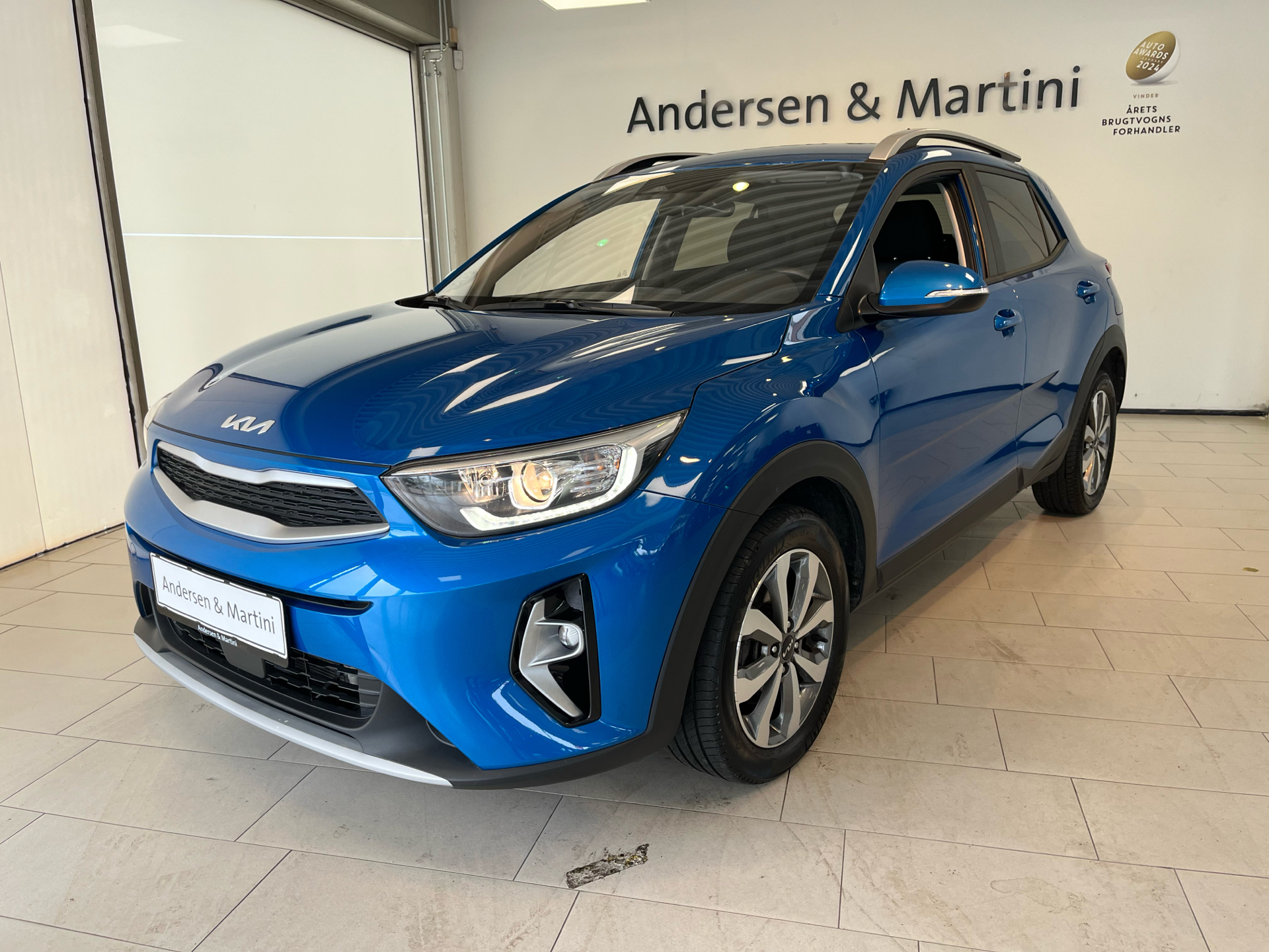Blå Kia Stonic fra 2022 set udefra
