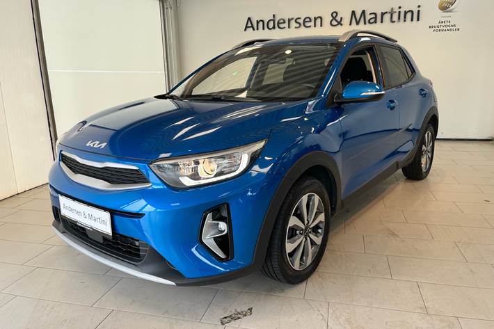 Blå Kia Stonic fra 2022 set udefra