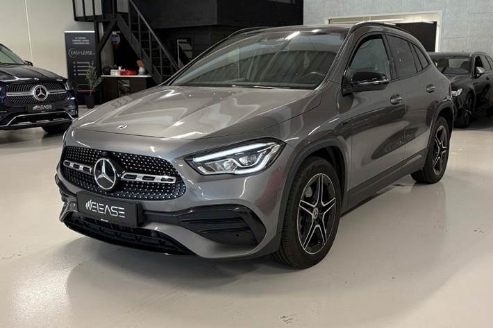 Grå Mercedes GLA250 e fra 2021 set udefra