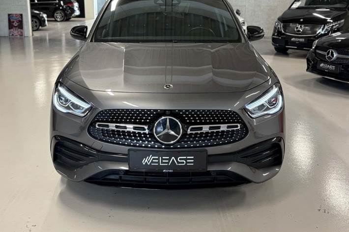 Grå Mercedes GLA250 e fra 2021 set udefra