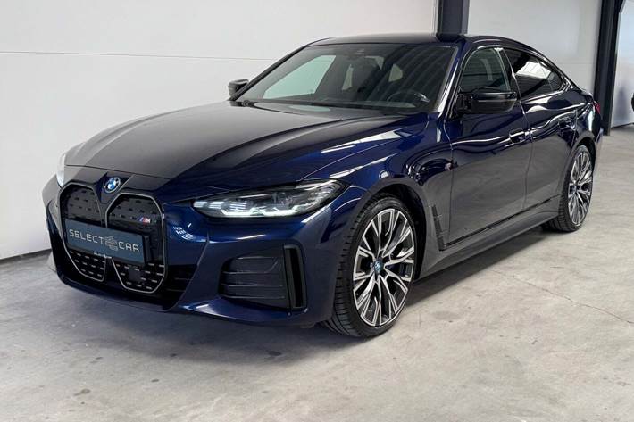 Blå BMW i4 fra 2022 set udefra