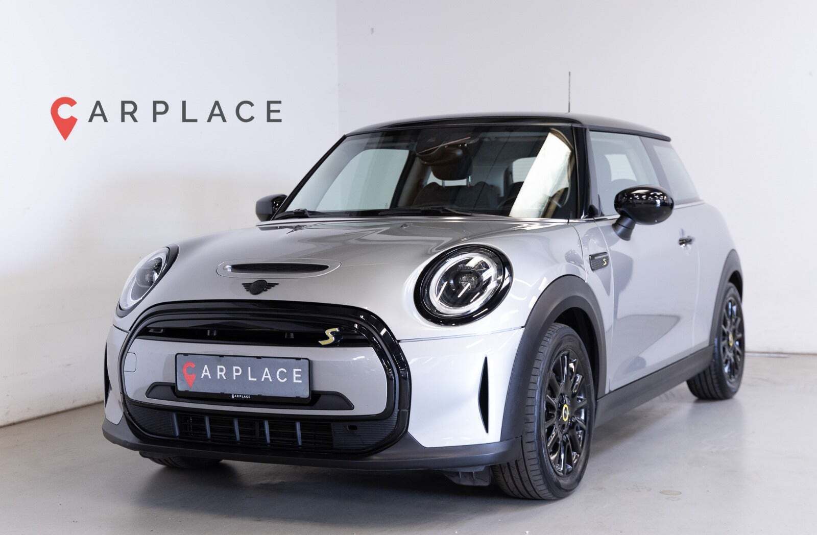 Sølv Mini Cooper SE fra 2023 set udefra