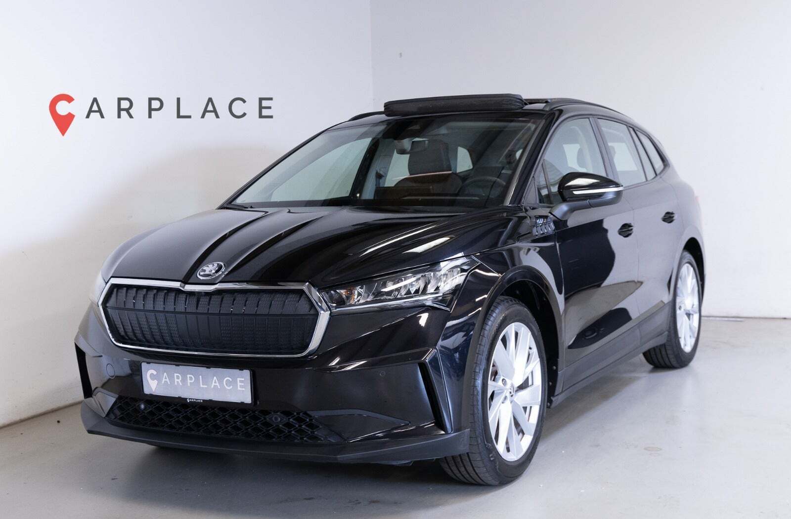 Sort Skoda Enyaq fra 2021 set udefra