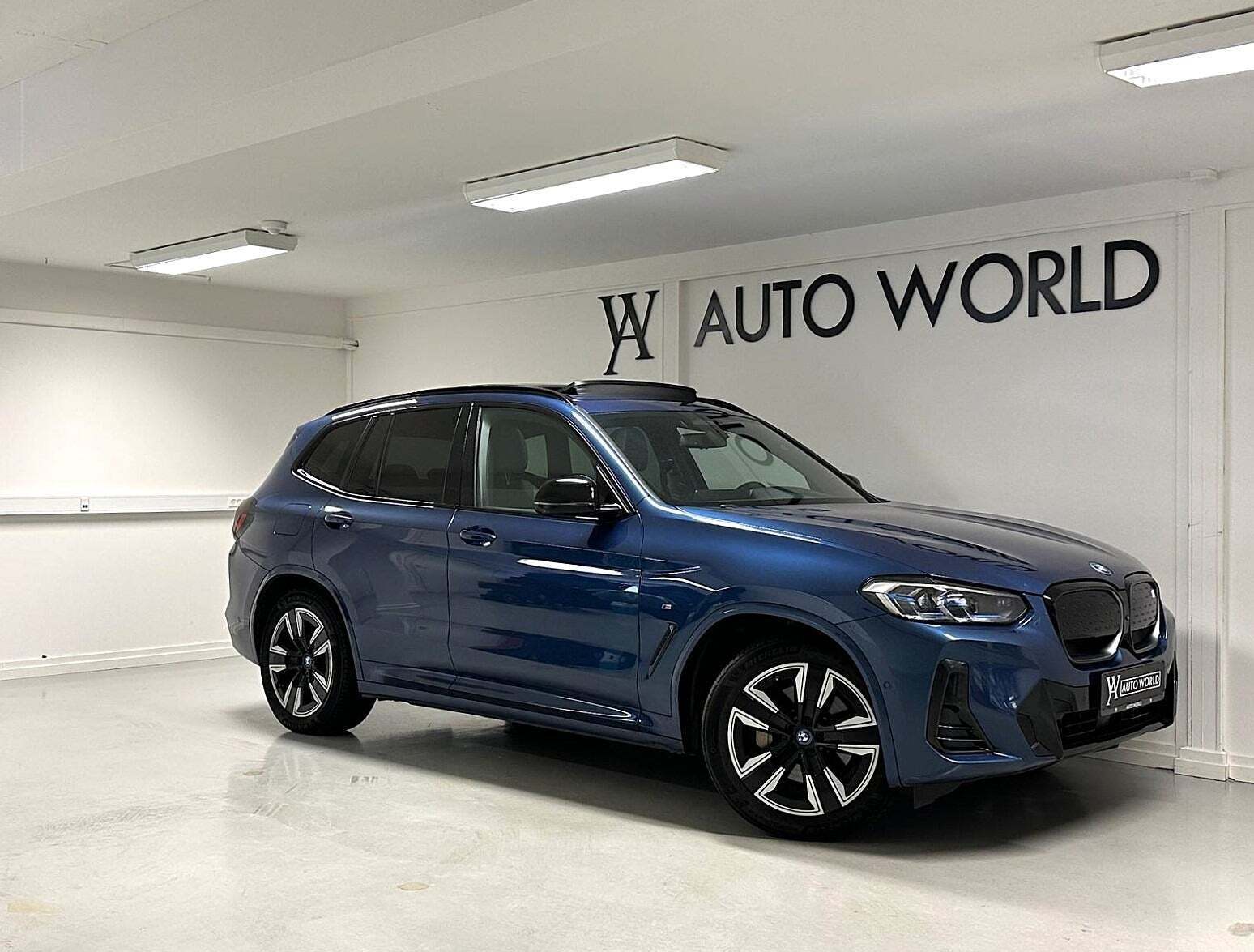 Blå BMW iX3 fra 2022 set udefra