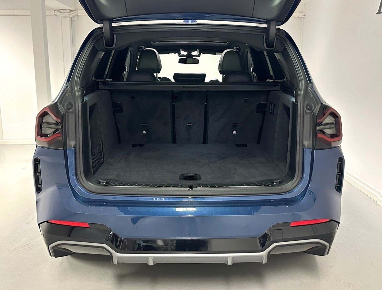 Blå BMW iX3 fra 2022