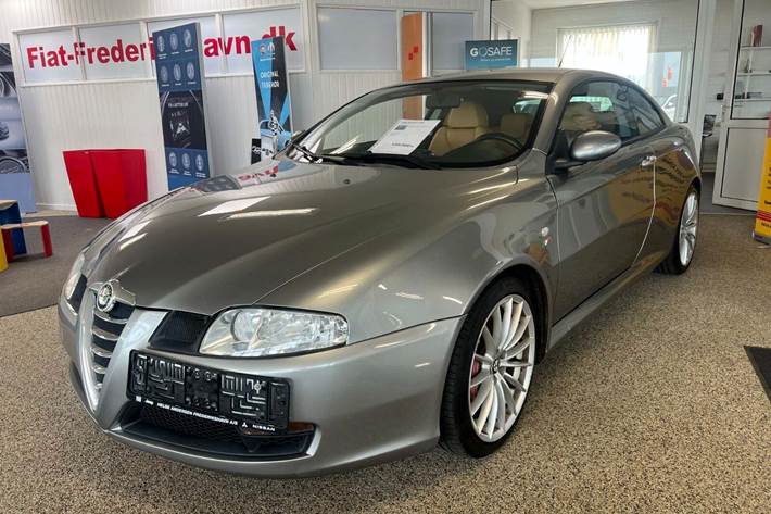 Grå Alfa Romeo GT fra 2005 set udefra