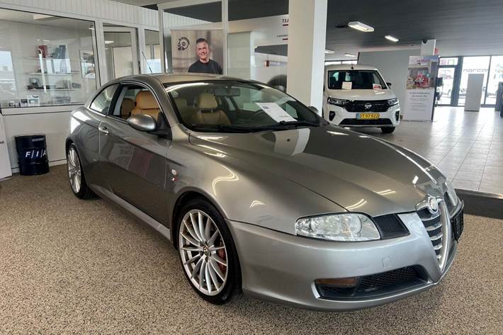 Grå Alfa Romeo GT fra 2005