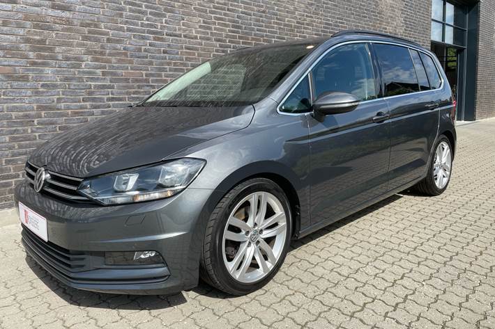 Grå VW Touran fra 2020 set udefra