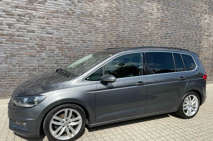 Grå VW Touran fra 2020