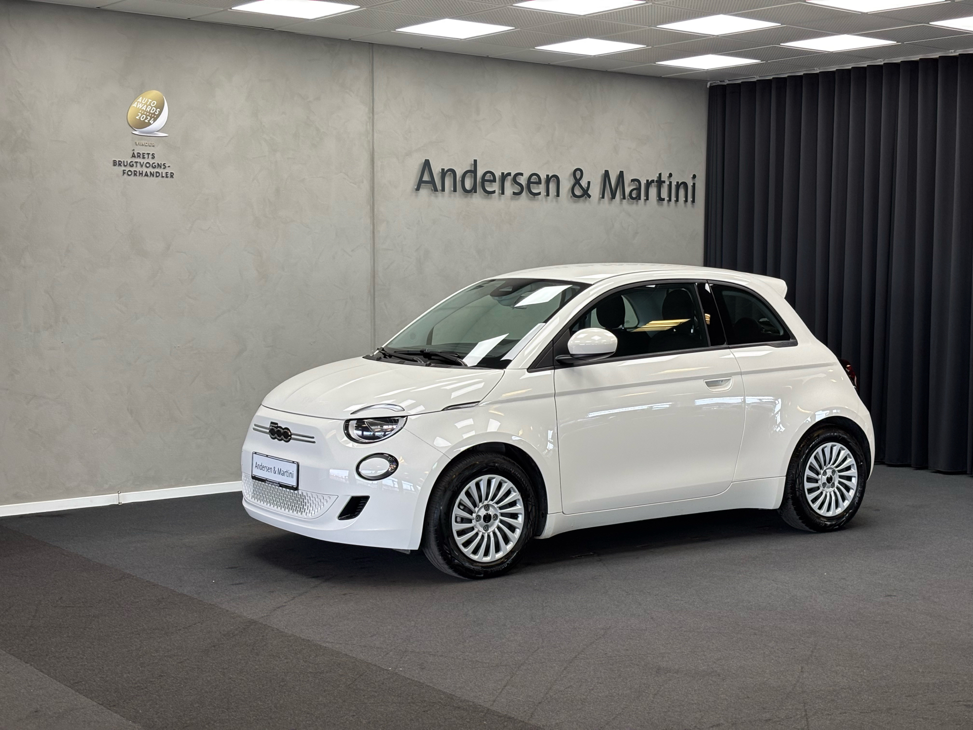 Hvid Fiat 500e fra 2023 set udefra