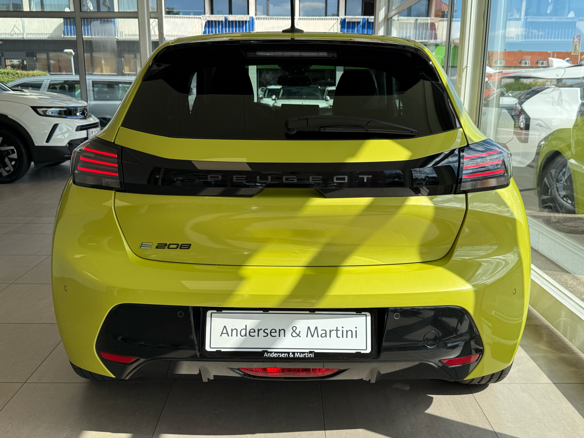 Grøn Peugeot e-208 fra 2023 set udefra