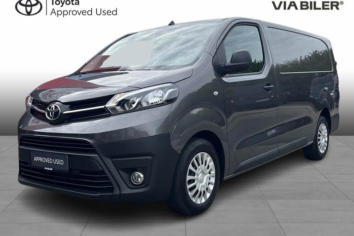 Grå Toyota ProAce fra 2024 set udefra