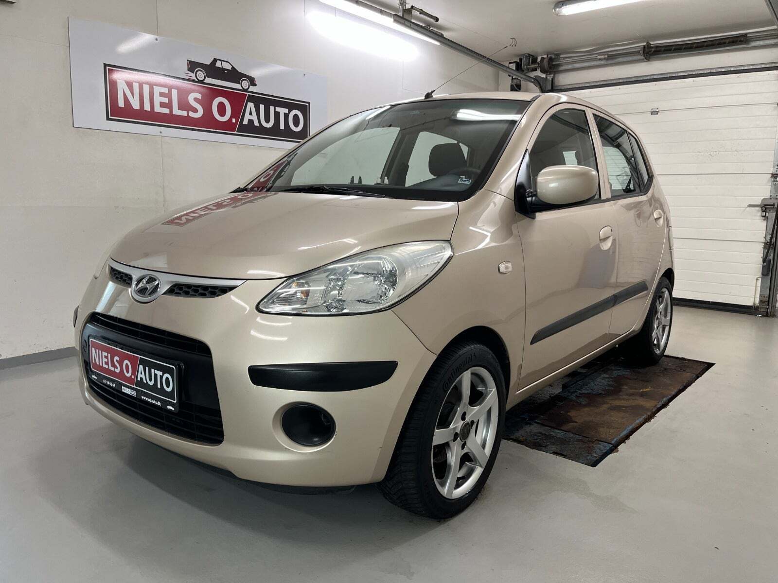 Orange Hyundai i10 fra 2010 set udefra