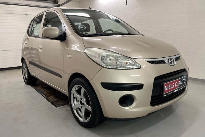 Orange Hyundai i10 fra 2010