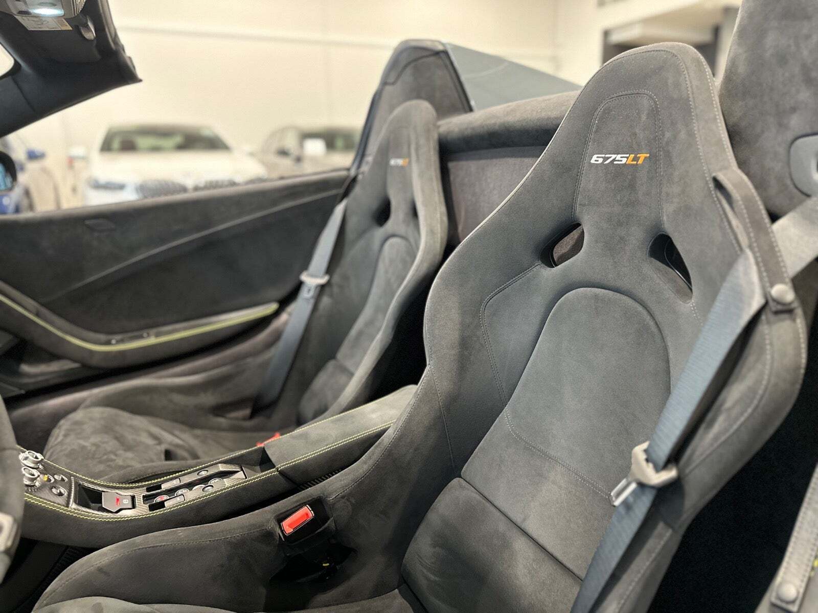Grå McLaren 675LT fra 2016 set indefra