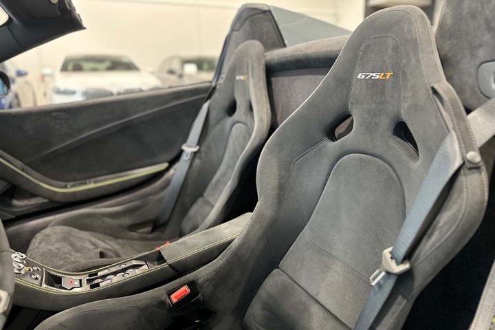 Grå McLaren 675LT fra 2016 set indefra