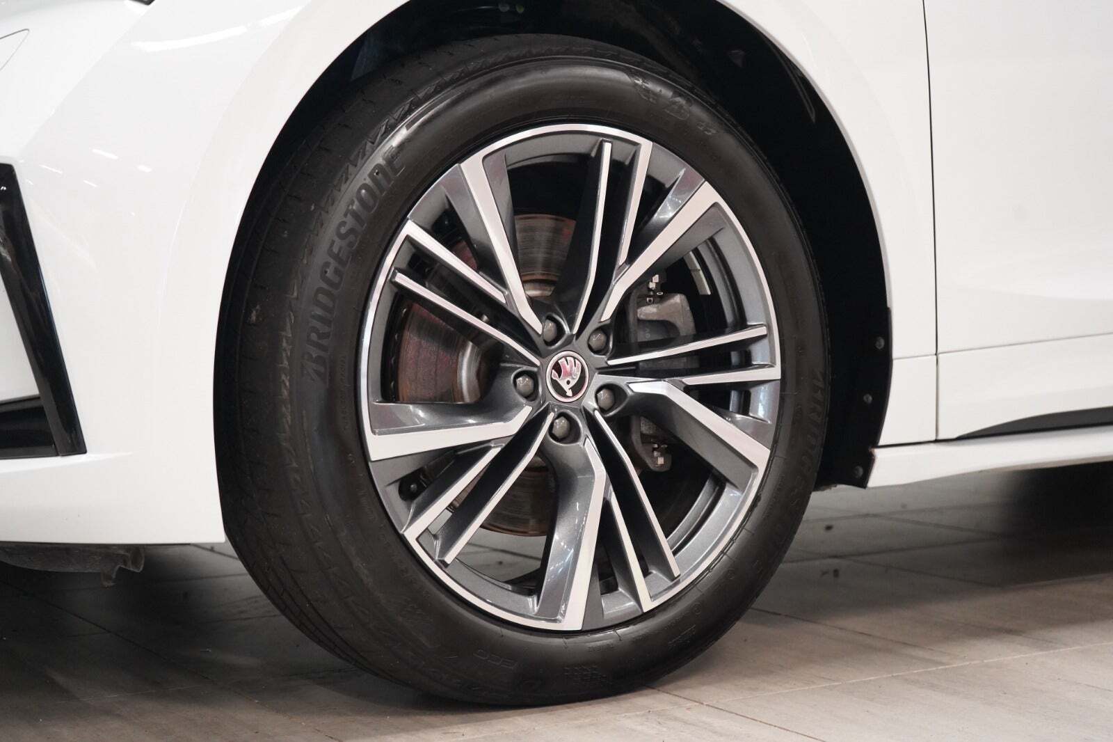 Hvid Skoda Enyaq fra 2023