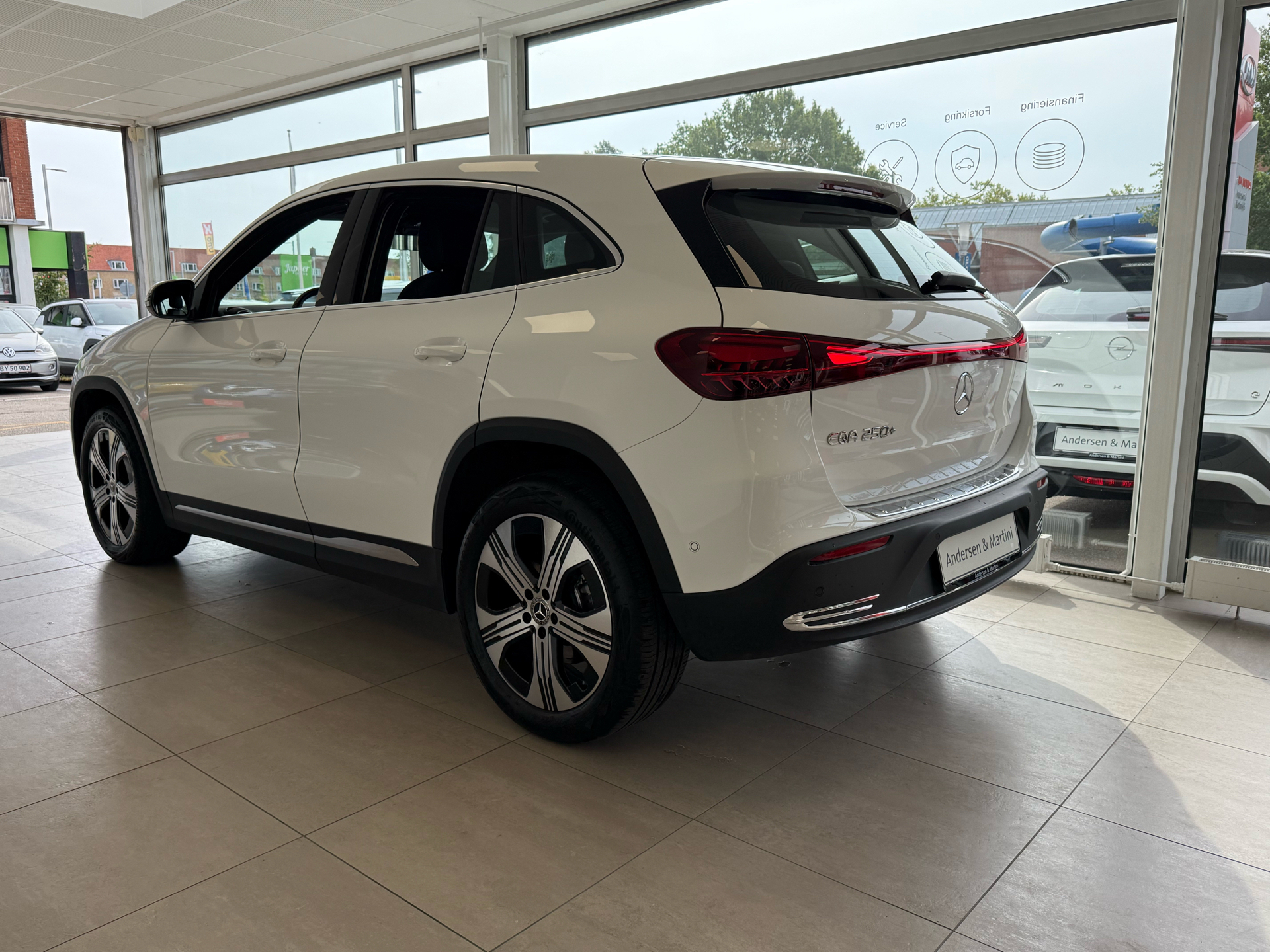 Hvid Mercedes EQA 250+ fra 2024