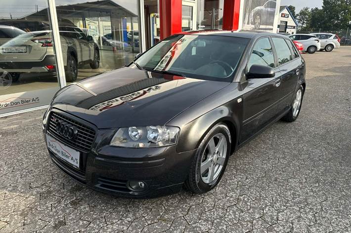 Grå Audi A3 fra 2005 set udefra